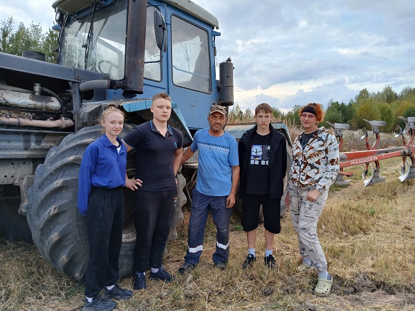 Две професси в деревне сродни....